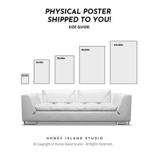 Peut inclure: Canap&eacute; blanc avec un guide des tailles pour affiches physiques. Le guide indique les tailles d'affiches : 12.7x17.8cm, 20.3x30.5cm, 30.5x45.7cm, 40.6x61cm et 61x91.4cm. Le texte indique "PHYSICAL POSTER SHIPPED TO YOU!" et "HONEY ISLAND STUDIO".