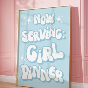 女の子用ディナー ブルー、キッチンプリント、バーカートの壁飾り、トレンディなキッチン飾り、プレッピーな寮の飾り、マキシマリストの壁アート、フレームなし