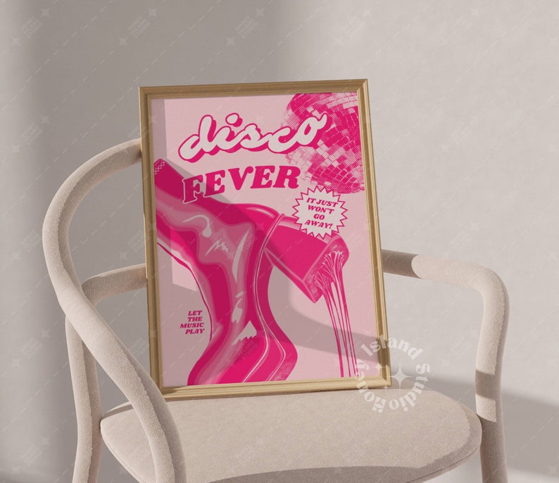 Puede incluir: P&oacute;ster rosa y blanco con el texto "disco fever" en una fuente retro. El p&oacute;ster presenta un zapato rosa de tac&oacute;n alto con una bola de discoteca y el texto "It just won't go away!" y "Let the music play."