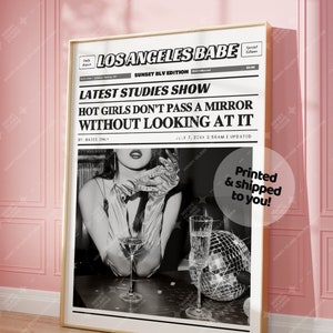 Trendy Zeitungsdruck, heiße Mädchen gehen nicht an einem Spiegel vorbei, ohne ihn zu betrachten, trendige Girly Wandkunst, New York Times News, Preppy Dorm Decor
