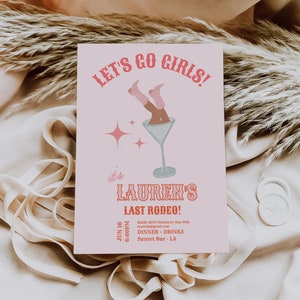 Puede incluir: Una invitaci&oacute;n ilustrada en rosa y rojo para una fiesta llamada "&iexcl;El &uacute;ltimo rodeo de Lauren!" con una imagen de dibujos animados de piernas de mujer con botas de vaquero que sobresalen de una copa de martini. La invitaci&oacute;n incluye la fecha y la hora del evento, el 18 de junio a las 6:00 PM, y la ubicaci&oacute;n, Sunset Bar en LA. Tambi&eacute;n incluye una direcci&oacute;n de correo electr&oacute;nico para RSVP y una fecha l&iacute;mite del 30 de mayo.