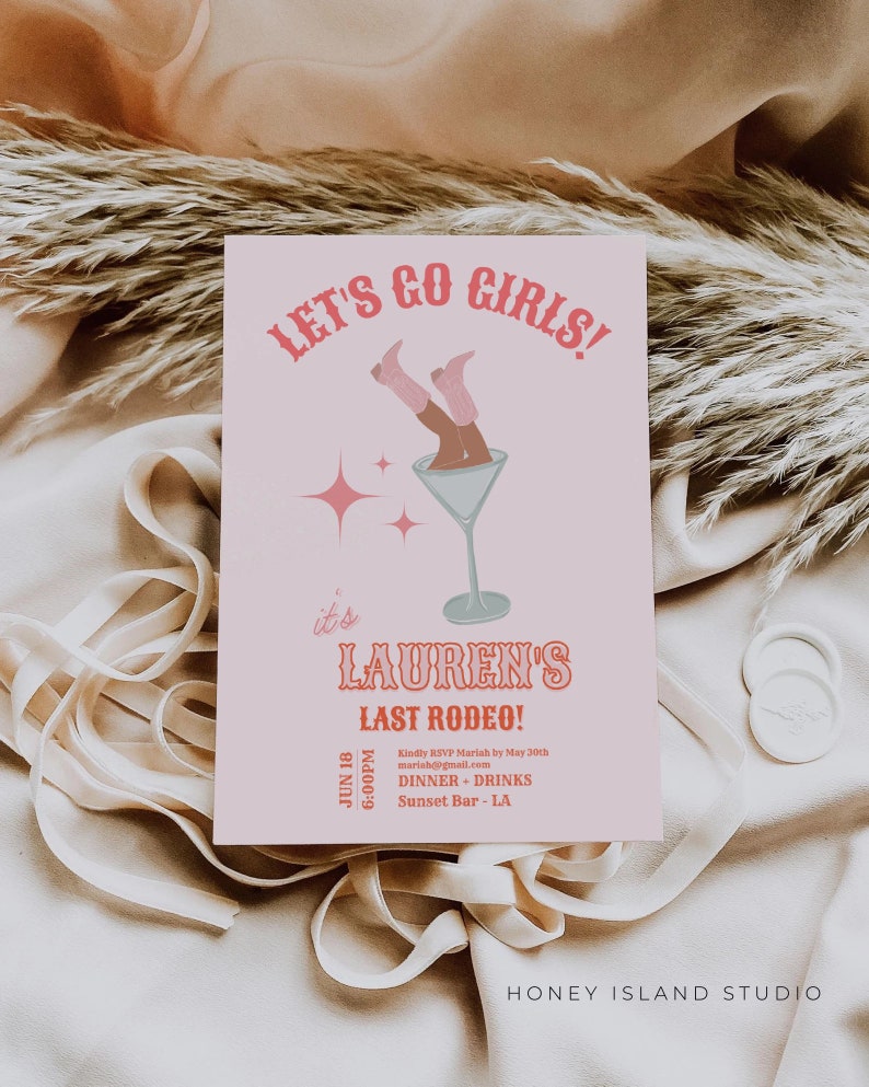 Puede incluir: Una invitaci&oacute;n ilustrada en rosa y rojo para una fiesta llamada "&iexcl;El &uacute;ltimo rodeo de Lauren!" con una imagen de dibujos animados de piernas de mujer con botas de vaquero que sobresalen de una copa de martini. La invitaci&oacute;n incluye la fecha y la hora del evento, el 18 de junio a las 6:00 PM, y la ubicaci&oacute;n, Sunset Bar en LA. Tambi&eacute;n incluye una direcci&oacute;n de correo electr&oacute;nico para RSVP y una fecha l&iacute;mite del 30 de mayo.