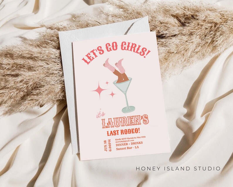 Puede incluir: Una tarjeta de invitaci&oacute;n rosa y blanca con el texto "Let's Go Girls!" y "It's Lauren's Last Rodeo!" La tarjeta presenta una ilustraci&oacute;n de dibujos animados de piernas de mujer con botas de vaquero rosas que sobresalen de una copa de martini. El texto tambi&eacute;n incluye la fecha, la hora y la ubicaci&oacute;n del evento: "Jun 18, 6:00PM, Dinner - Drinks, Sunset Bar - LA."