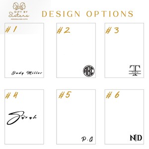 K&ouml;nnte beinhalten: Sechs Designoptionen f&uuml;r personalisierte Geschenke. Die Optionen umfassen einen Namen, ein Monogramm, Initialen und eine Unterschrift. Der Text "Gift by Sisters" befindet sich oben im Bild.
