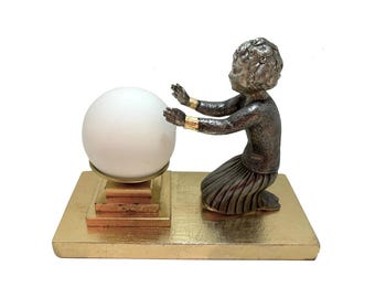 Figura de niña Art Déco francesa firmada y pantalla de cristal con forma de globo, década de 1920