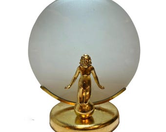 Lámpara de mesa Art Déco de los años 20: Dama de bronce dorado con cristal esmerilado
