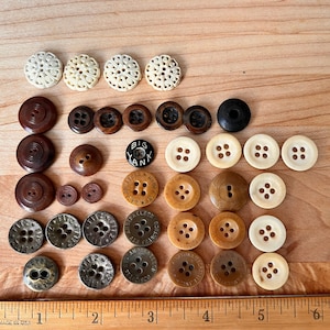 Vintage Round Amber / Mahogany Wood / Named Buttons, Mixed Lot of 38