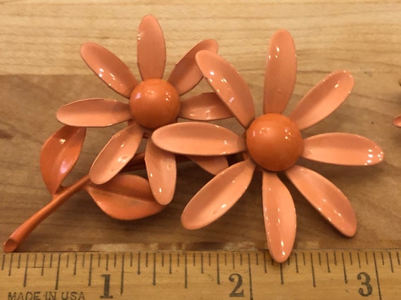 Vintage Peach Enamel Daisy Flower Brooch Pin and … - image 2