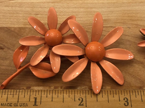 Vintage Peach Enamel Daisy Flower Brooch Pin and … - image 4