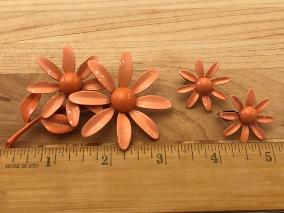 Vintage Peach Enamel Daisy Flower Brooch Pin and … - image 1