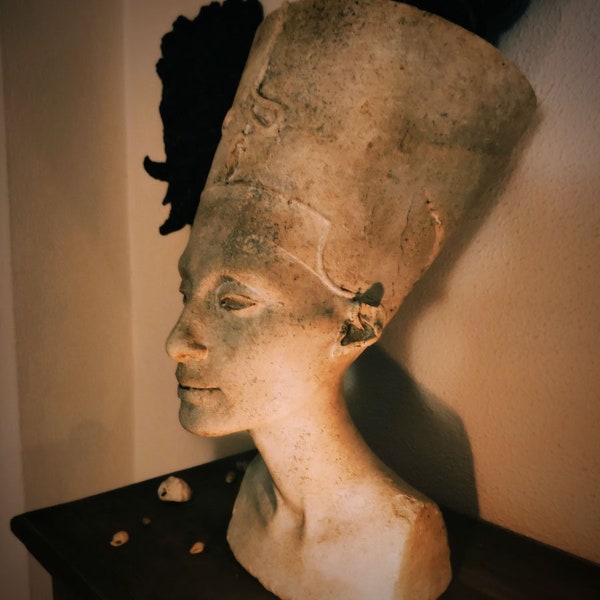 Buste de la reine Néfertiti égyptienne modèle exact. 45cm Effet pierre.