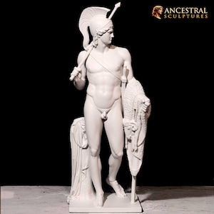 Puede incluir: Una escultura blanca de un guerrero de pie con casco de cresta que sostiene una lanza sobre el hombro. La figura lleva una piel de animal drapeada sobre el brazo izquierdo y está junto a un pilar drapeado. El texto ANCESTRAL SCULPTURES es visible.