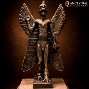 Könnte beinhalten: Eine bronzefarbene Skulptur des Dämons Pazuzu, die eine geflügelte humanoide Figur mit hundeartigem Kopf sowie krallenartigen Füßen und Händen zeigt. Die Figur steht auf einem rechteckigen Sockel mit dem Text ANCESTRAL SCULPTURES oben rechts.
