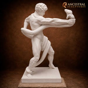 Puede incluir: Una escultura de estilo mármol blanco de una figura musculosa con cabello rizado, sobre una base rectangular. La figura está entrelazada por una serpiente grande que se enrosca alrededor del torso y las piernas, mientras sostiene la cabeza.