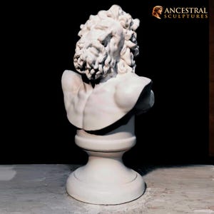 K&ouml;nnte beinhalten: Eine wei&szlig;e Skulpturenb&uuml;ste, die eine Figur mit lockigem Haar und Bart darstellt und auf einem runden Sockel steht. Die Skulptur weist detaillierte Gesichtsz&uuml;ge und flie&szlig;ende Haarstrukturen auf. Der Text ANCESTRAL SCULPTURES ist oben rechts zu sehen.