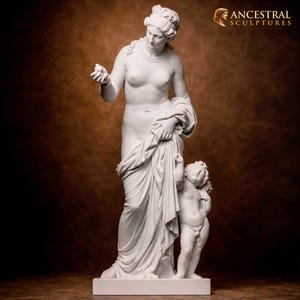 Puede incluir: Una escultura blanca de estilo mármol que muestra una figura de pie envuelta en tela, sosteniendo un pequeño objeto redondo en una mano, con una figura más pequeña al lado. El texto ANCESTRAL SCULPTURES es visible en la esquina superior derecha.