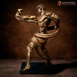 Puede incluir: Una escultura en tonos bronce que representa una figura musculosa en una pose dinámica, entrelazada por una gran serpiente. La figura sostiene la cabeza de la serpiente con un brazo mientras el cuerpo del reptil se enrosca alrededor del torso y las piernas. Aparece el texto ANCESTRAL SCULPTURES.