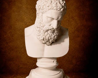 Puede incluir: Un busto de piedra blanca de un hombre barbudo con cabello rizado, mirando hacia abajo. La escultura presenta rasgos faciales detallados y una barba espesa y texturizada. El texto ANCESTRAL SCULPTURES es visible en la esquina superior derecha.