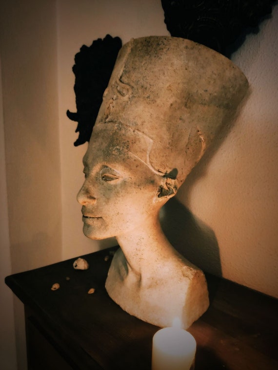 ネフェルティティ女王胸像（エジプト） 精巧な模型。45cm 石の質感。高