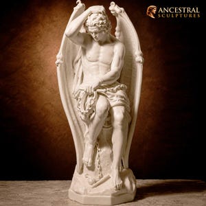 Könnte beinhalten: Eine Skulptur im weißen Marmorstil, die eine geflügelte Figur zeigt, die auf einem Felsen sitzt, mit einer Hand auf dem Kopf und der anderen, die eine Dornenkrone hält. Die Figur ist mit Ketten an Handgelenken und Knöcheln sowie großen Flügeln dargestellt.