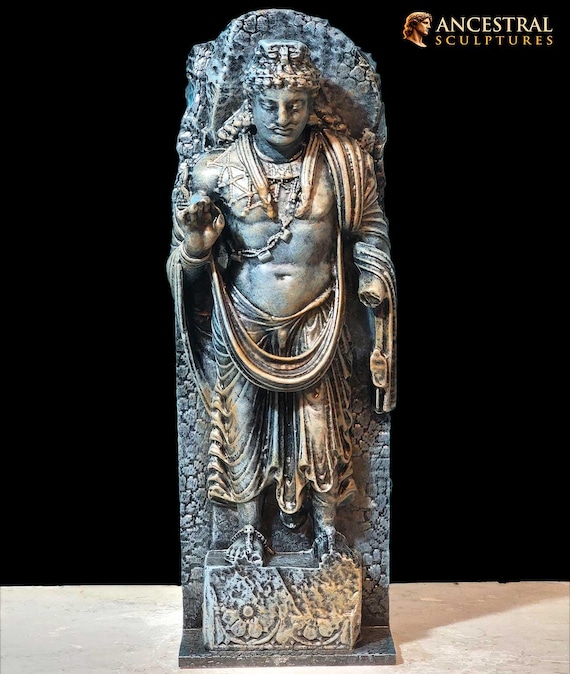 ガンダーラ菩薩像 – 2世紀の仏像 – 古代ギリシャ・仏教美術 – 美術館風