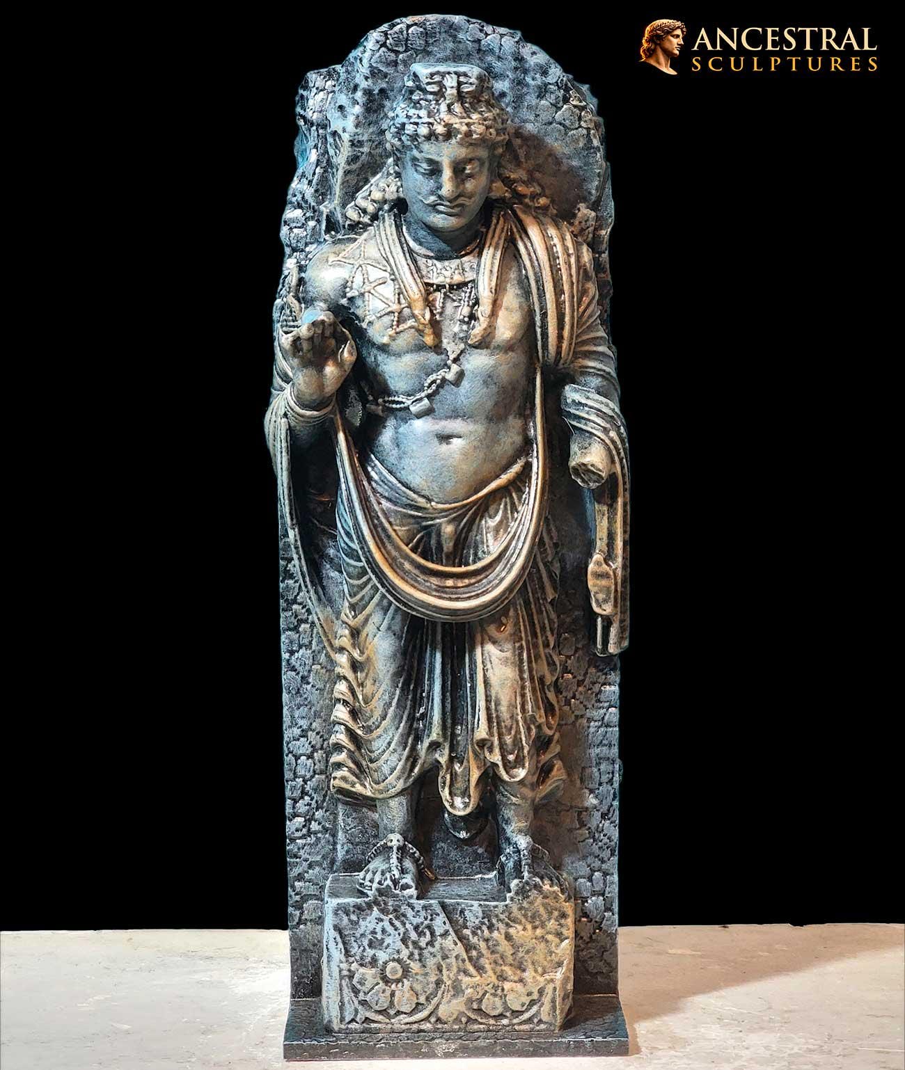 ガンダーラ菩薩像 – 2世紀の仏像 – 古代ギリシャ・仏教美術 – 美術館風