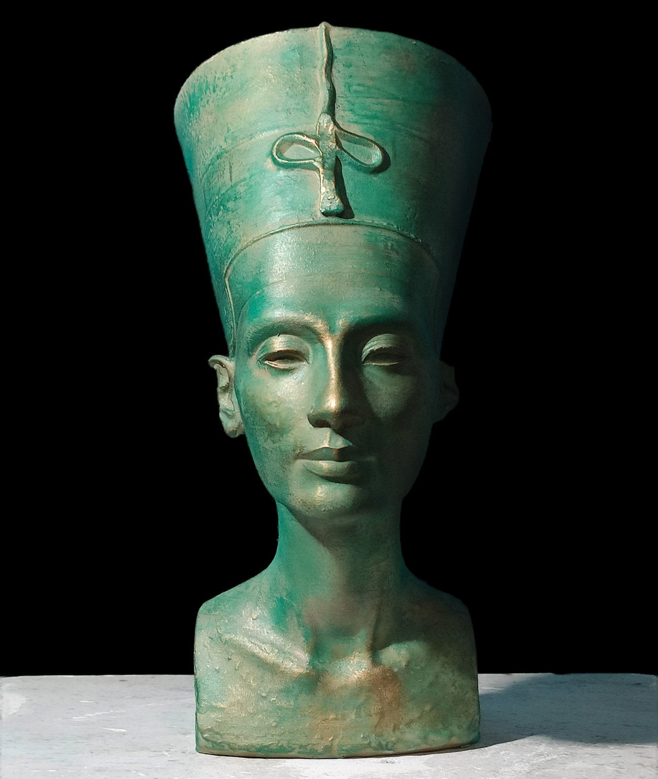 スペルター　胸像 ネフェルティティ胸像（ノフレテテ）。翡翠と金で仕上げられ、歴史家の