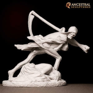 Puede incluir: Una escultura blanca que representa una figura esquelética encapuchada que lleva una guadaña sobre el hombro mientras avanza. La figura está situada sobre una forma reclinada cubierta de tela. El texto "ANCESTRAL SCULPTURES" aparece en la esquina superior derecha.