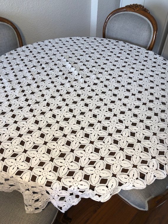 手編みレーステーブルクロス