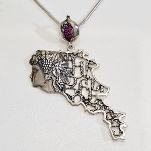 Granatapfelkette mit Armenien-Kartenanhänger – handgefertigter armenischer Alphabetschmuck, Symbol Armeniens