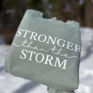 Stärker als der Sturm Sweatshirt oder Hoodie | Christliche Kleidung | Auf Glaubensbasis Inspirational | Rundhalsausschnitt im christlichen Stil | Geschenk für Freund