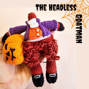 Puede incluir: Un muñeco de cabra sin cabeza hecho a crochet con un chaleco morado y naranja, pantalones rojos y una cabeza de calabaza. El muñeco sostiene una pequeña calabaza en su mano. El texto "The Headless Goatman" está escrito encima del muñeco.