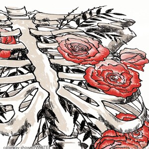 Pu&ograve; includere: Un'illustrazione artistica con una gabbia toracica intrecciata con rose rosse e fogliame verde scuro. L'opera &egrave; in una palette di colori nero, bianco e rosso, con il testo "colorway shown: WHITE" in basso.