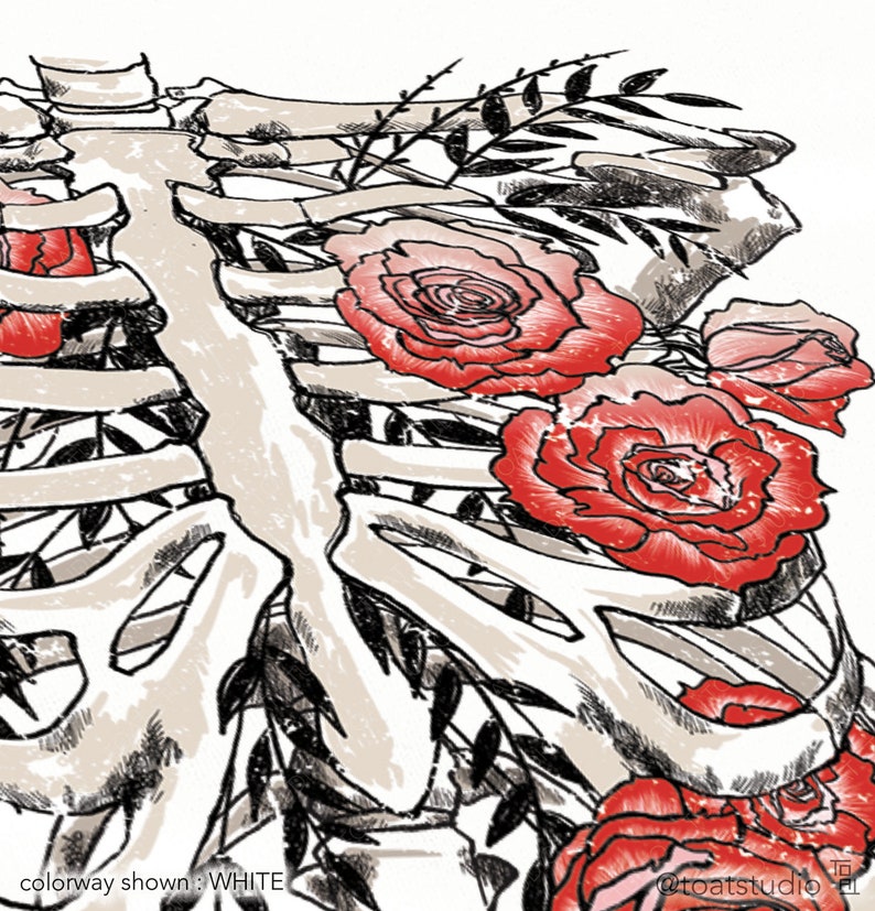 Pu&ograve; includere: Un'illustrazione artistica con una gabbia toracica intrecciata con rose rosse e fogliame verde scuro. L'opera &egrave; in una palette di colori nero, bianco e rosso, con il testo "colorway shown: WHITE" in basso.