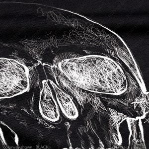 Pode incluir: Tecido preto com um desenho de caveira branca rabiscada. As caracter&iacute;sticas da caveira, incluindo as &oacute;rbitas e a cavidade nasal, s&atilde;o delineadas com uma est&eacute;tica esbo&ccedil;ada e desenhada &agrave; m&atilde;o. O texto "colorway shown: BLACK" est&aacute; na parte inferior.