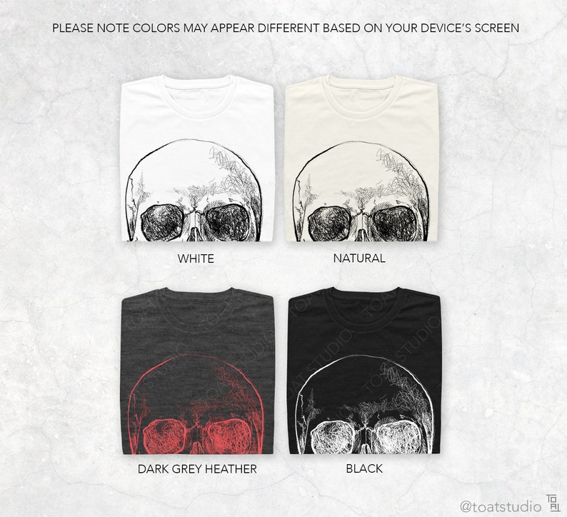 Pode incluir: Quatro camisetas dobradas em branco, natural, cinza escuro mesclado e preto. Cada camiseta apresenta um gr&aacute;fico detalhado de caveira. O texto "PLEASE NOTE COLORS MAY APPEAR DIFFERENT BASED ON YOUR DEVICE'S SCREEN" est&aacute; no topo.