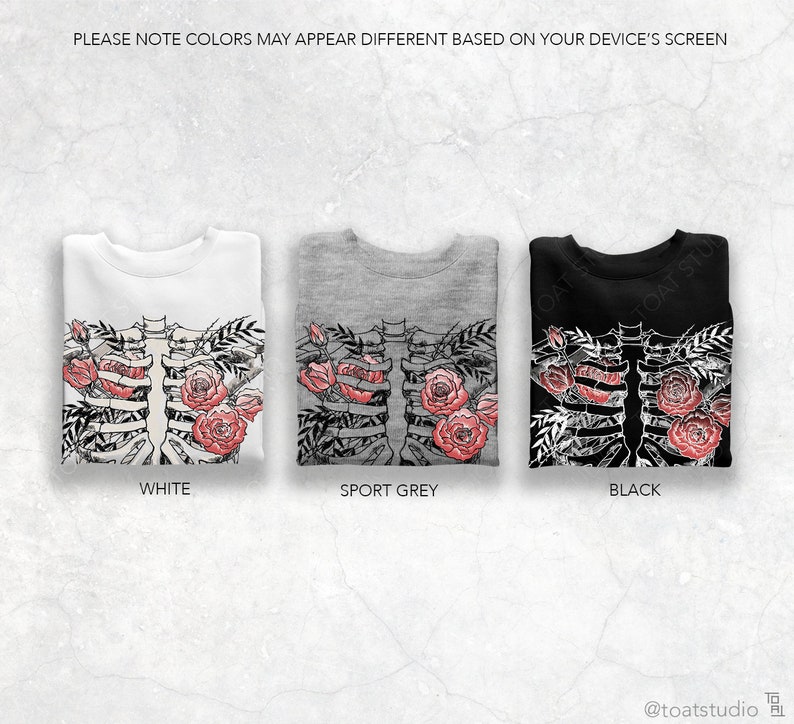 Pu&ograve; includere: Tre felpe, bianca, grigio sport e nera, ciascuna con un design a gabbia toracica con rose rosse e fogliame. Il testo "PLEASE NOTE COLORS MAY APPEAR DIFFERENT BASED ON YOUR DEVICE'S SCREEN" &egrave; in alto.