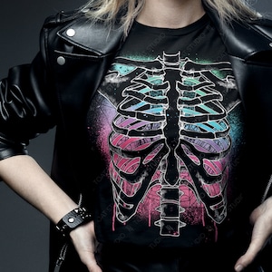 Koszulka unisex Pastel Goth Ribcage, Szkielet Grunge Y2K, Alternatywny Grunge, Mroczny Gotyk, Anatomiczne Dzieło Sztuki, Koszulka Pastelgore Skeleton Art