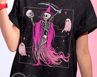 Maglietta unisex con la Mietitrice Rosa, Strega Rosa, Fantasmi Carini, Halloween Spettrale e Carino, Umorismo Paranormale, Strega Rosa Barbie, Divertente Mietitrice