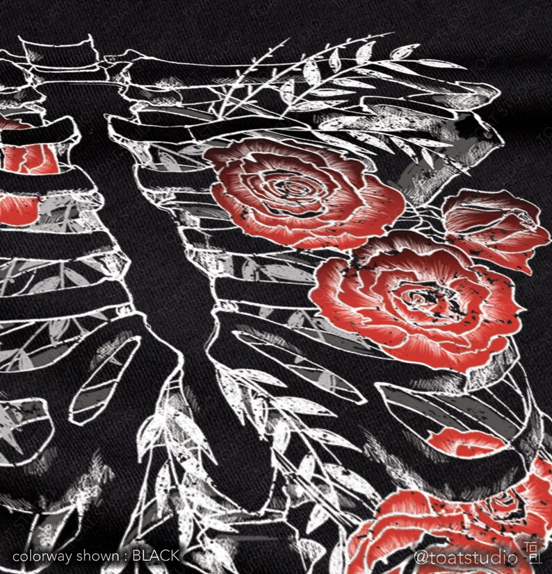 Pu&ograve; includere: Tessuto nero con un disegno di gabbia toracica scheletrica bianca, rose rosse e accenti di foglie. Il testo "colorway shown : BLACK" &egrave; in basso a sinistra. Il nome dell'artista, "@toatstudio", &egrave; in basso a destra.