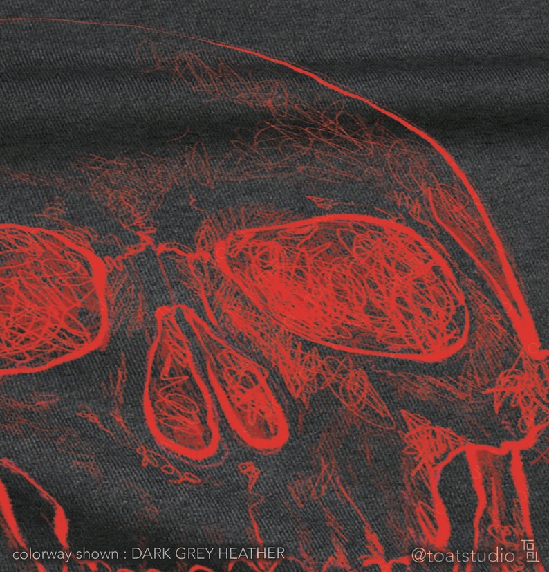 Pode incluir: Tecido cinza escuro mesclado com um desenho de caveira vermelha. A caveira &eacute; desenhada com um estilo rabiscado e art&iacute;stico. O texto na parte inferior diz "colorway shown: DARK GREY HEATHER".