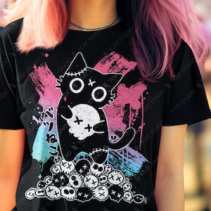 Camiseta unisex Pastel Goth Batsu Neko, Yami Kawaii Badtz Neko, Colección de calaveras de gato negro travieso y espeluznante, Muñeco de gato vudú pastel