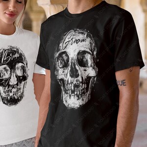 Camiseta unisex de novio con calavera, novio espeluznante, sesión de fotos de compromiso alternativa, boda gótica, boda de Halloween, despedida de soltero espeluznante