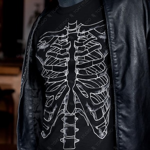 Camiseta unissex Ribcage, esqueleto grunge Y2K, grunge alternativo, gótico escuro, arte anatômica, camisa de arte de esqueleto assustador, Dead Inside