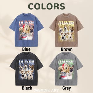 Op de afbeelding: Vier T-shirts in verschillende kleuren: blauw, bruin, zwart en grijs. Elk shirt heeft een grafische print van een hond met een kerstmanmuts met het woord "Oliver" erboven.