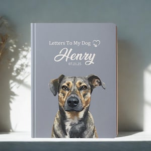 Pode incluir: Um di&aacute;rio personalizado com um retrato de c&atilde;o na capa. A capa cinza apresenta o texto "Letters To My Dog" e o nome do c&atilde;o, "Henry", com uma data abaixo. O c&atilde;o &eacute; castanho, preto e castanho claro.