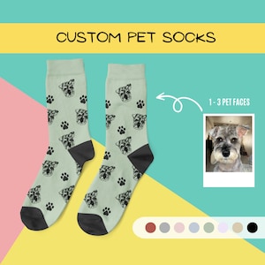 Può includere: Un paio di calzini verde chiaro con un motivo di impronte nere e il viso di un cane. I calzini sono mostrati su uno sfondo rosa, giallo e turchese. Il testo "CUSTOM PET SOCKS" è in alto nell'immagine. Il testo "1-3 PET FACES" è in alto a destra nell'immagine. Una tavolozza di colori di 10 colori è mostrata in basso nell'immagine.