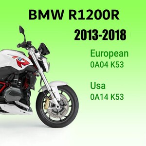 以下が含まれることがあります： 白と赤のBMW R1200Rオートバイ、2013年から2018年のモデルで、黒いタイヤとシルバーのフロントフォークが付いています。画像には、ヨーロッパと米国の仕様を示すテキストが含まれています。