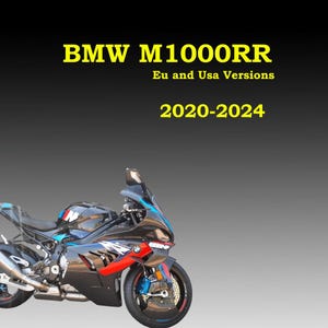Op de afbeelding: Een zwarte, rode en blauwe BMW M1000RR motorfiets. De afbeelding bevat de tekst "BMW M1000RR Eu and USA Versions 2020-2024" in het geel. De motorfiets heeft een strak ontwerp met blauwe accenten en een zwarte carrosserie.