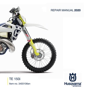 以下が含まれることがあります： 黄色いアクセントが付いた白と青のハスクバーナTE 150iのオートバイ。オートバイは黒い前輪と黒い後輪を持っています。オートバイは白い背景の上にあります。画像の右上隅に「REPAIR MANUAL 2020」というテキストがあります。画像の左下隅に「TE 150i」と「Item no. 3403106en」というテキストがあります。